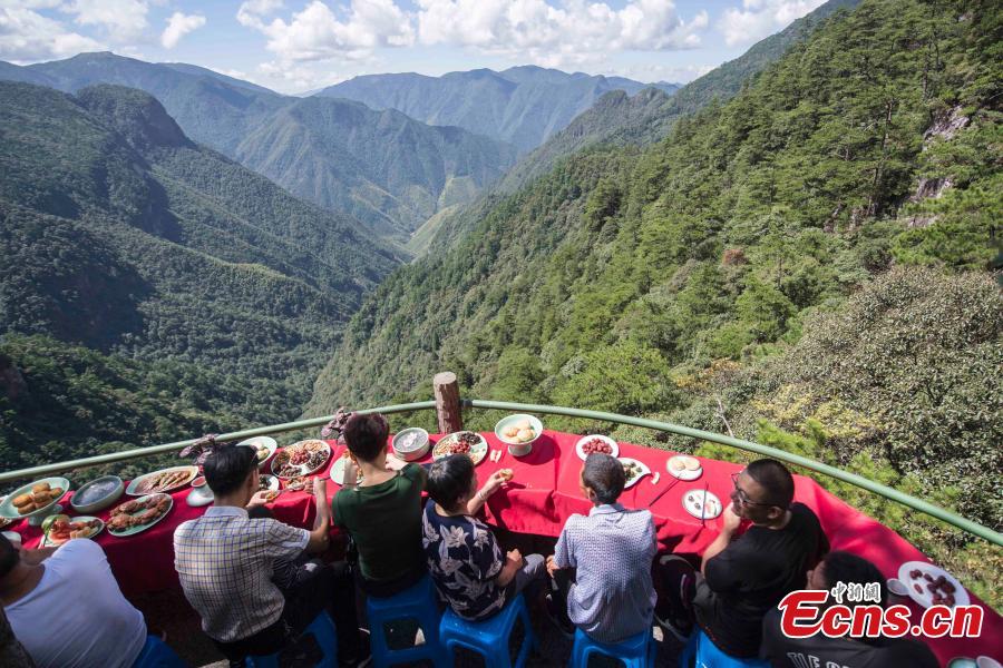 Galeria: Restaurante construído em penhasco inaugurado em Zhejiang