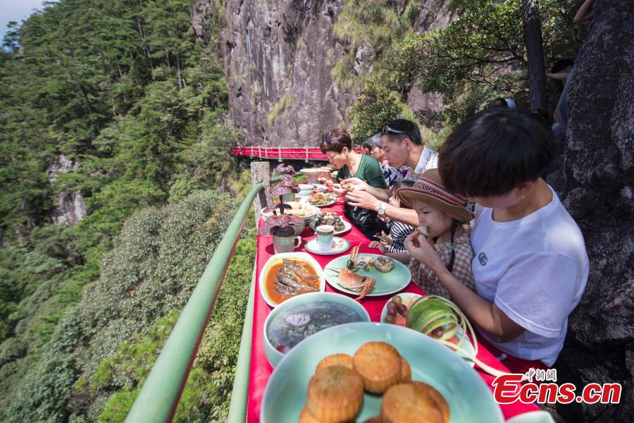 Galeria: Restaurante construído em penhasco inaugurado em Zhejiang