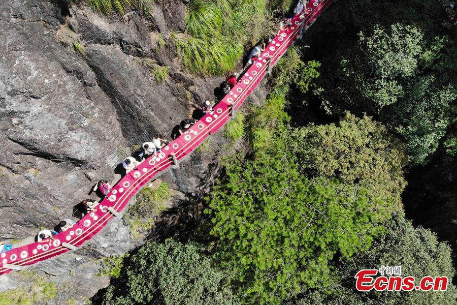 Galeria: Restaurante construído em penhasco inaugurado em Zhejiang