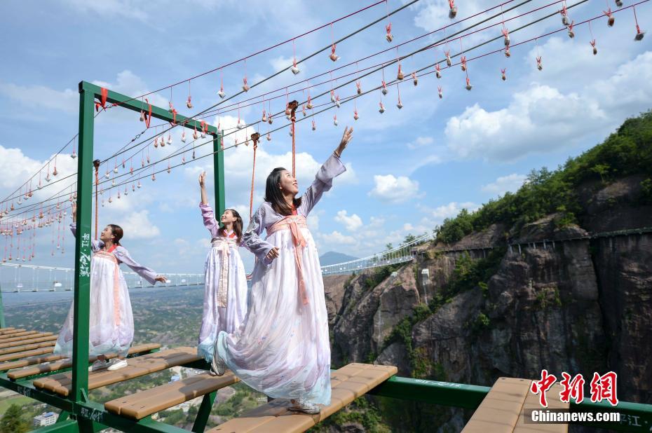 Galeria: Jovens em trajes tradicionais escolhem bolos da lua