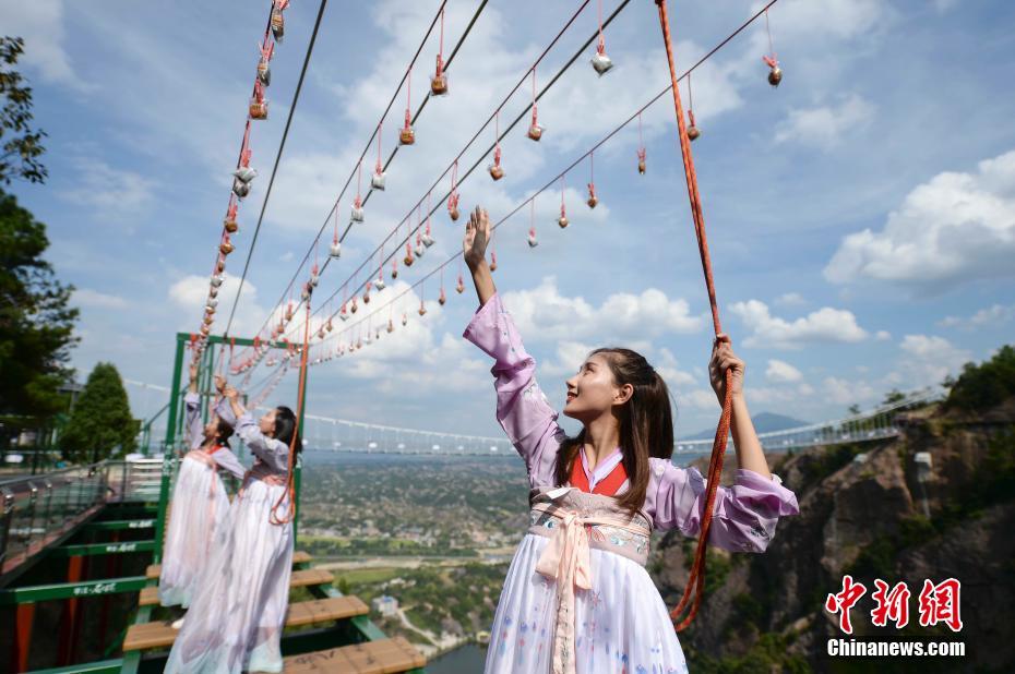 Galeria: Jovens em trajes tradicionais escolhem bolos da lua