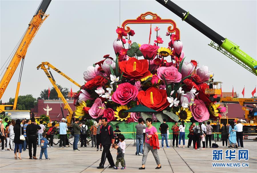 Praça Tian'anmen decorada com flores para o Dia Nacional da China