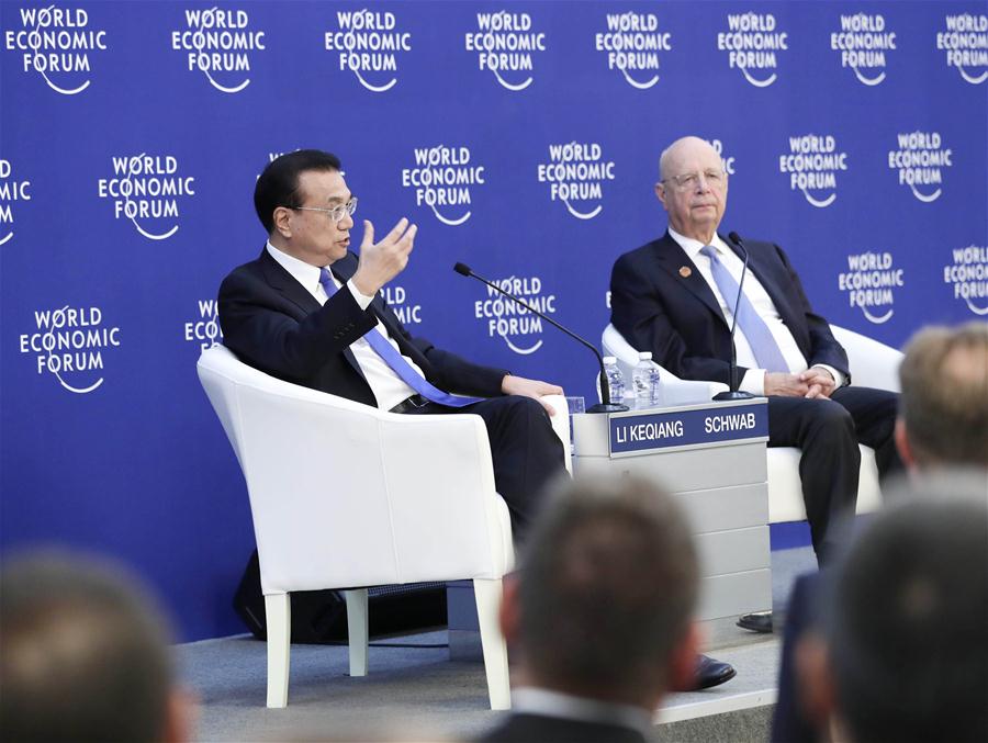 Primeiro-ministro chinês realiza diálogo com participantes do Fórum de Davos de Verão