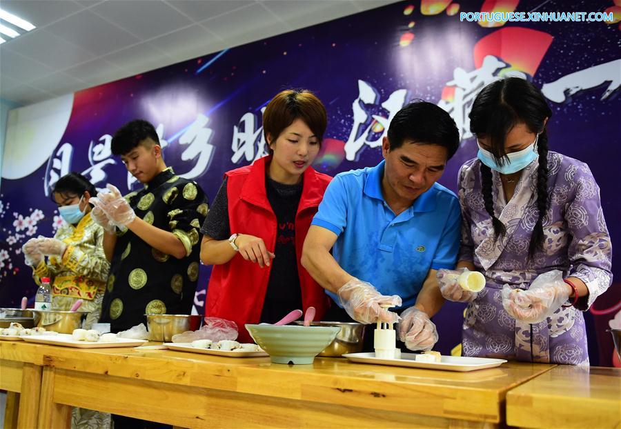 Chineses celebram Festival da Lua fazendo bolos da lua