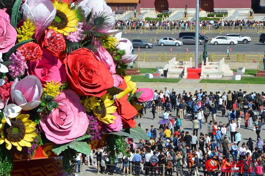 Cesta de flores decora Praça de Tiananmen para celebrar o Dia Nacional