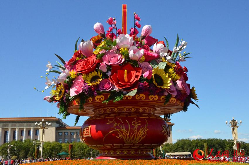 Cesta de flores decora Praça de Tiananmen para celebrar o Dia Nacional