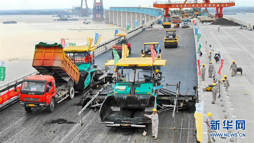 Galeria: Trabalhadores asfaltam superfície da Ponte Ferroviária Shanghai-Nantong