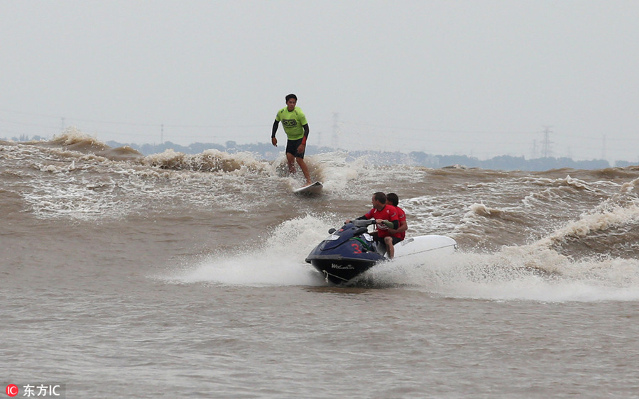 Galeria: Centenas de surfistas participam em competição no rio Qiantang