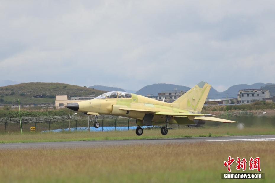 Avião versátil chinês FTC-2000G faz voo inaugural