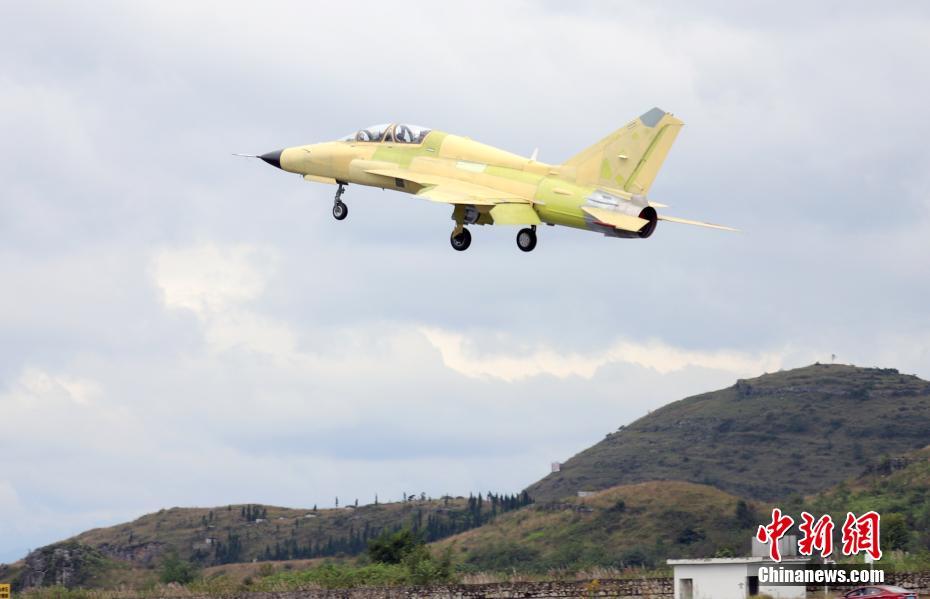 Avião versátil chinês FTC-2000G faz voo inaugural