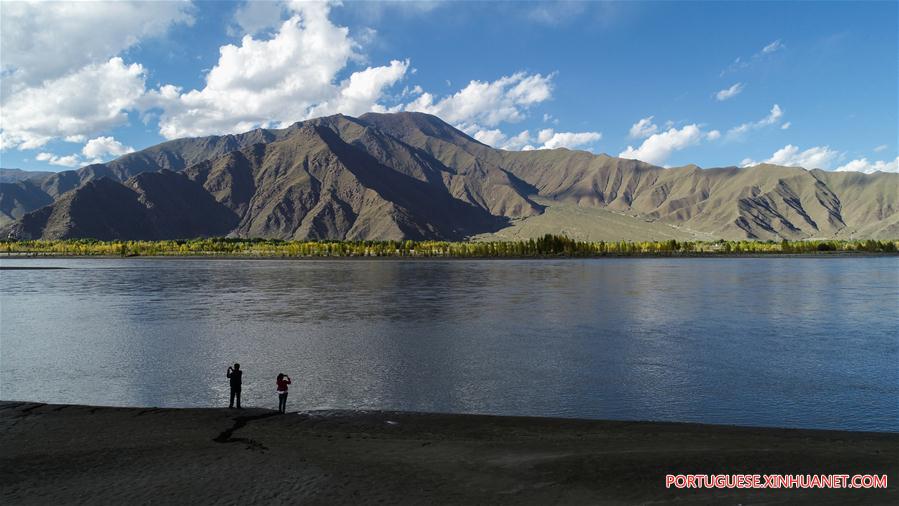 Paisagem de outono no Rio Yarlung Zangbo no Tibet, sudoeste da China