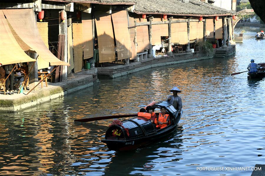 Turistas visitam antiga cidade de Anchang em Zhejiang durante feriado nacional