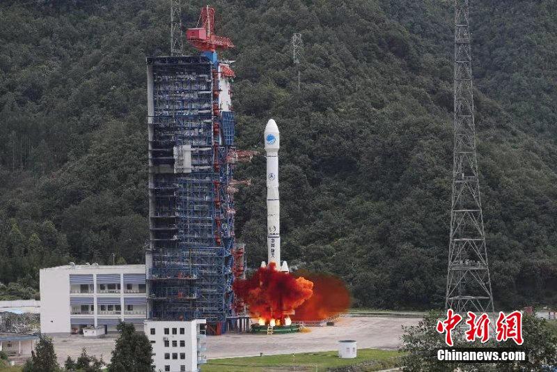  China realiza com sucesso lançamento de satélites Beidou