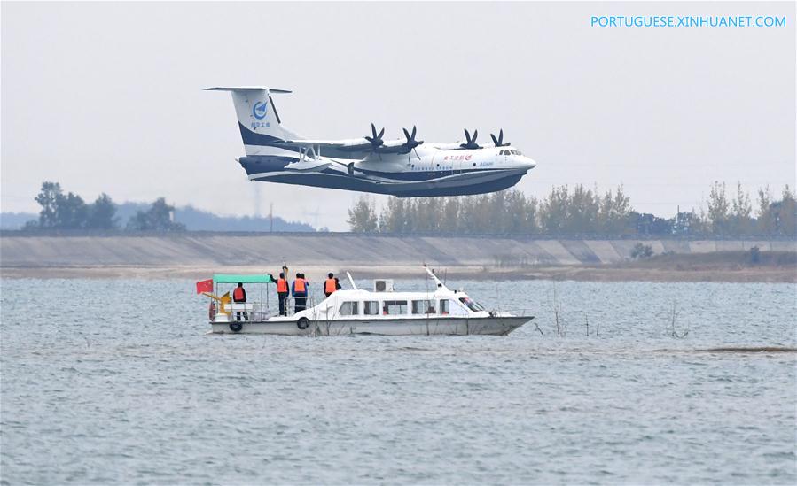 Grande avião anfíbio de fabricação chinesa completa primeira decolagem nas águas