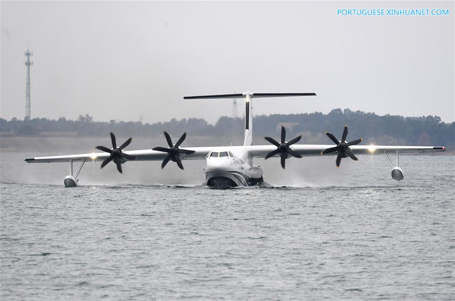 Grande avião anfíbio de fabricação chinesa completa primeira decolagem nas águas