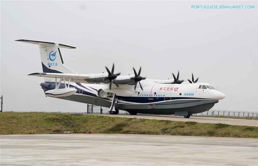 Grande avião anfíbio de fabricação chinesa completa primeira decolagem nas águas