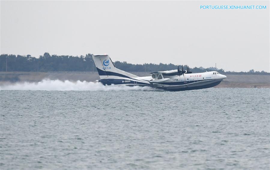 Grande avião anfíbio de fabricação chinesa completa primeira decolagem nas águas