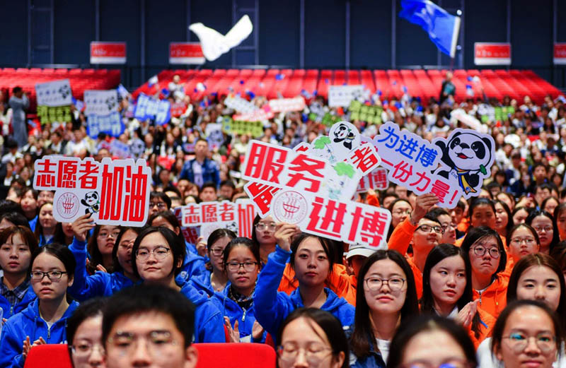 Mais de 5 mil voluntários começam a trabalhar na Exposição Internacional de Importação da China