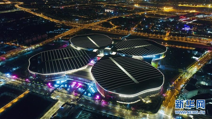 Galeria: Panorama noturno do Centro Nacional de Exibições e Convenções de Shanghai