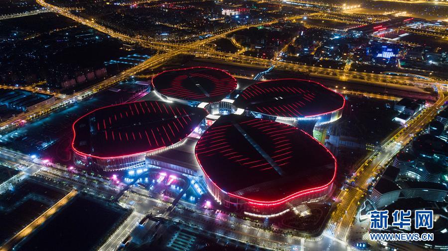 Galeria: Panorama noturno do Centro Nacional de Exibições e Convenções de Shanghai