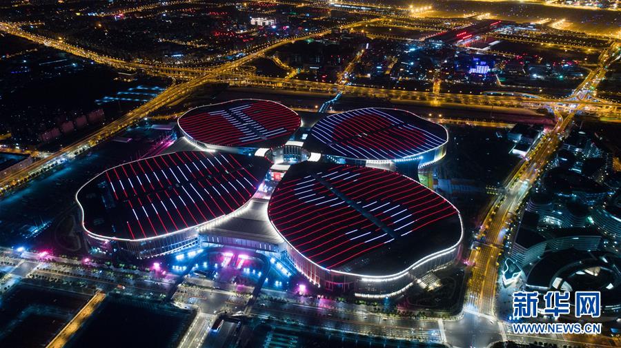 Galeria: Panorama noturno do Centro Nacional de Exibições e Convenções de Shanghai