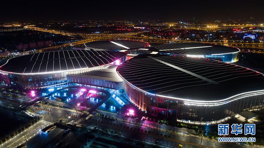 Galeria: Panorama noturno do Centro Nacional de Exibições e Convenções de Shanghai