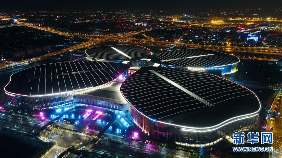 Galeria: Panorama noturno do Centro Nacional de Exibições e Convenções de Shanghai