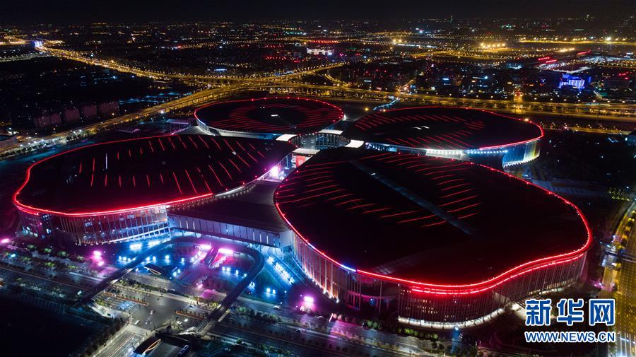 Galeria: Panorama noturno do Centro Nacional de Exibições e Convenções de Shanghai