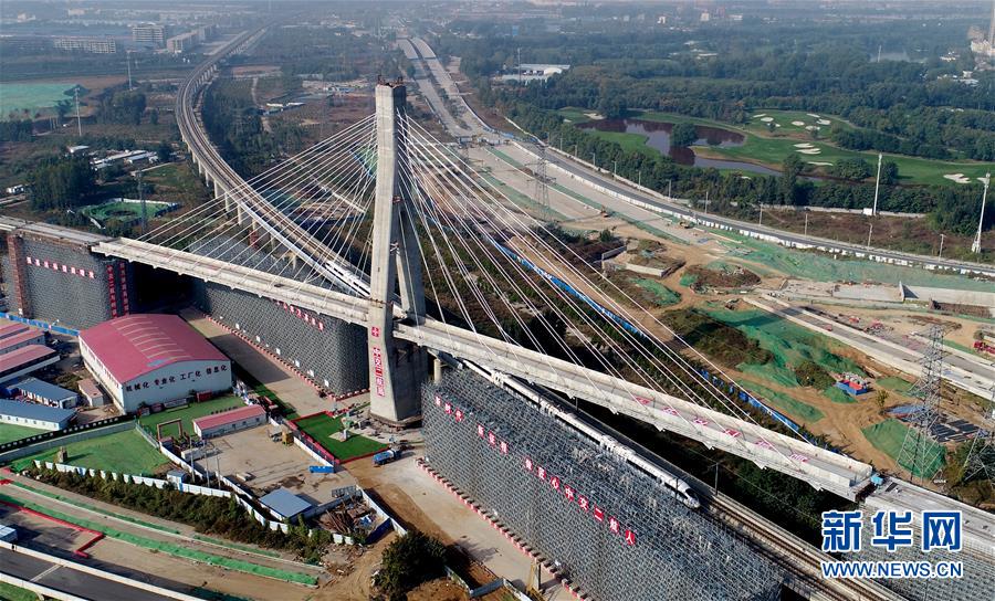 Galeria: Ponte de 16,5 mil toneladas da ferrovia Zhengzhou-Wanzhou girada com sucesso 