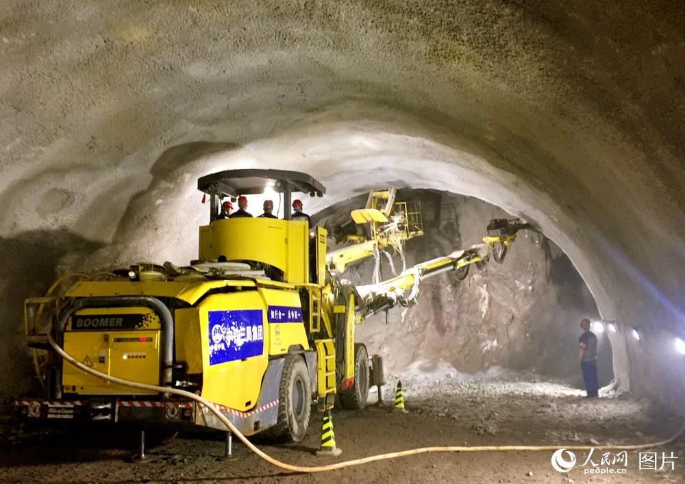 Concluída construção do túnel de metrô submarino mais profundo da China