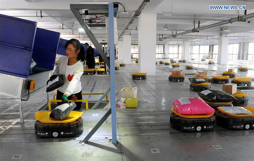 Galeria: Robôs procedem à triagem de embalagens em Anhui para Dia dos Solteiros