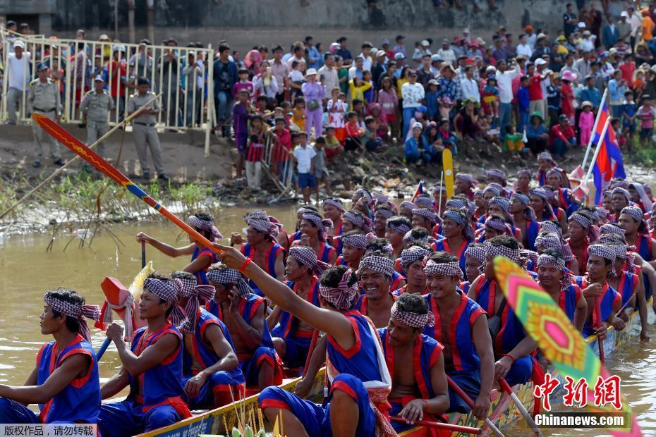 Camboja quebra recorde do Guinness com o maior barco-dragão