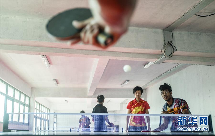 Zhang Yining oferece aconselhamento à seleção nacional de ping-pong de Papua Nova-Guiné