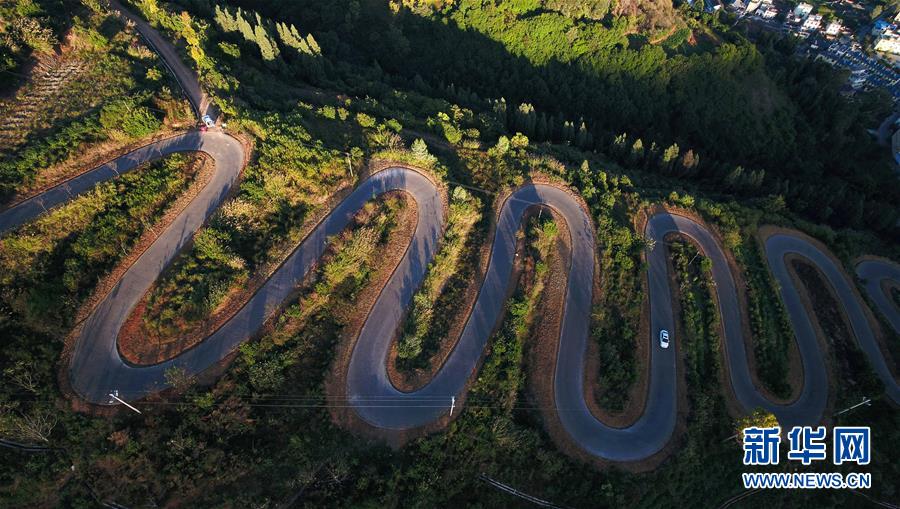 Vista panorâmica: Estrada em zigue-zague de 68 curvas em Yunnan