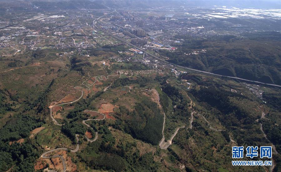 Vista panorâmica: Estrada em zigue-zague de 68 curvas em Yunnan