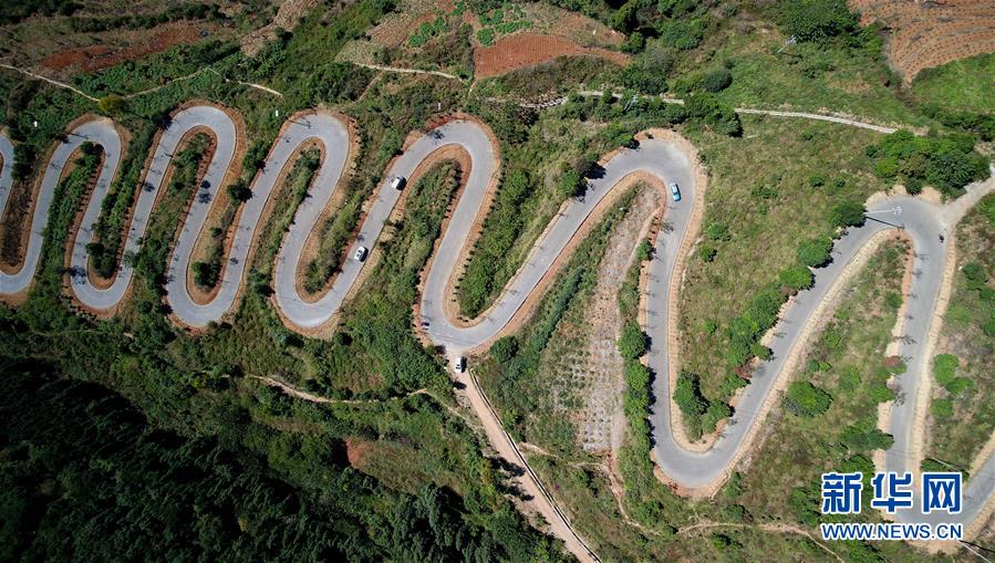 Vista panorâmica: Estrada em zigue-zague de 68 curvas em Yunnan