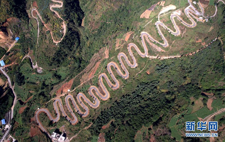 Vista panorâmica: Estrada em zigue-zague de 68 curvas em Yunnan