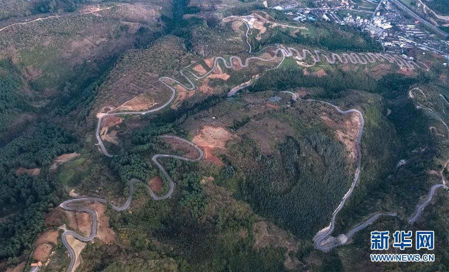 Vista panorâmica: Estrada em zigue-zague de 68 curvas em Yunnan
