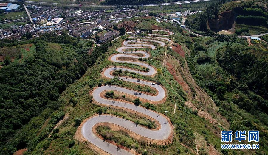 Vista panorâmica: Estrada em zigue-zague de 68 curvas em Yunnan