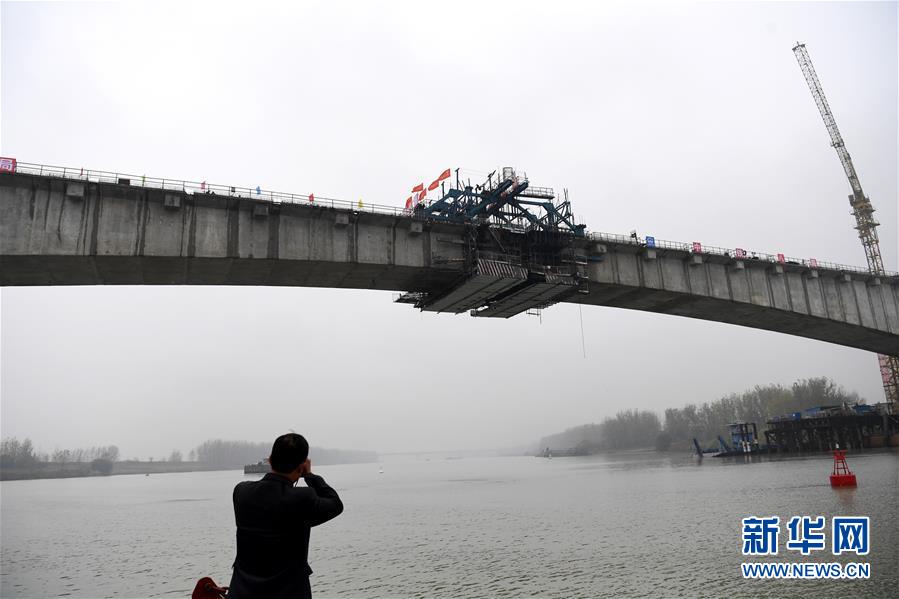China conclui construção da ponte sobre o rio Huaihe em Anhui