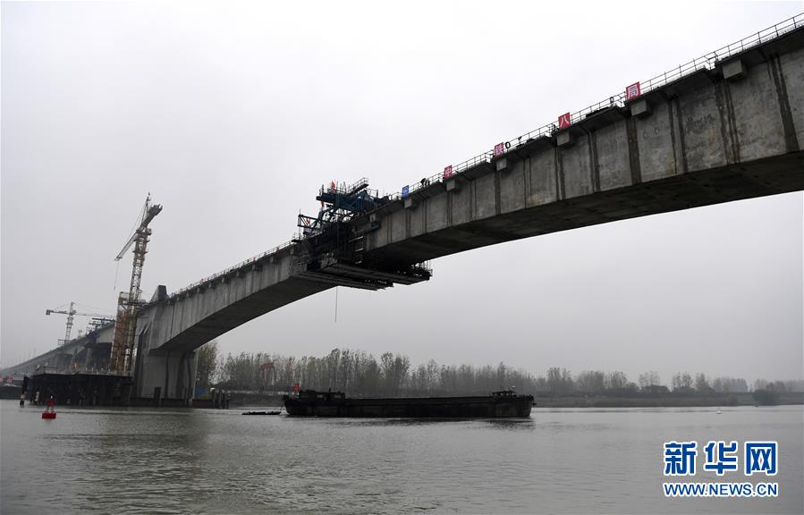 China conclui construção da ponte sobre o rio Huaihe em Anhui