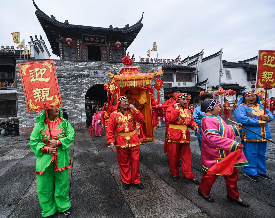 Feira do templo na antiga vila Heqiao em Zhejiang