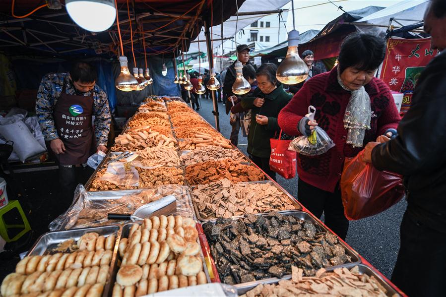 Feira do templo na antiga vila Heqiao em Zhejiang