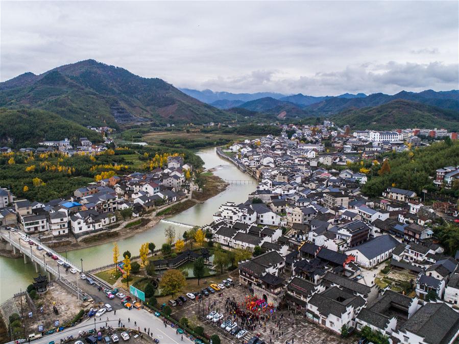 Feira do templo na antiga vila Heqiao em Zhejiang