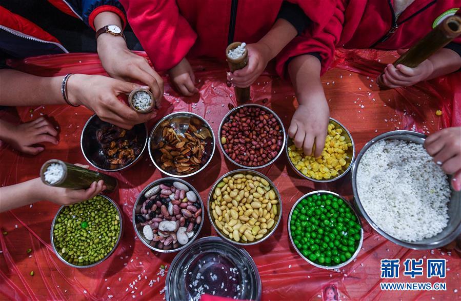 Crianças confecionam iguarias tradicionais para receber termo solar “Xiaoxue” em Zhejiang