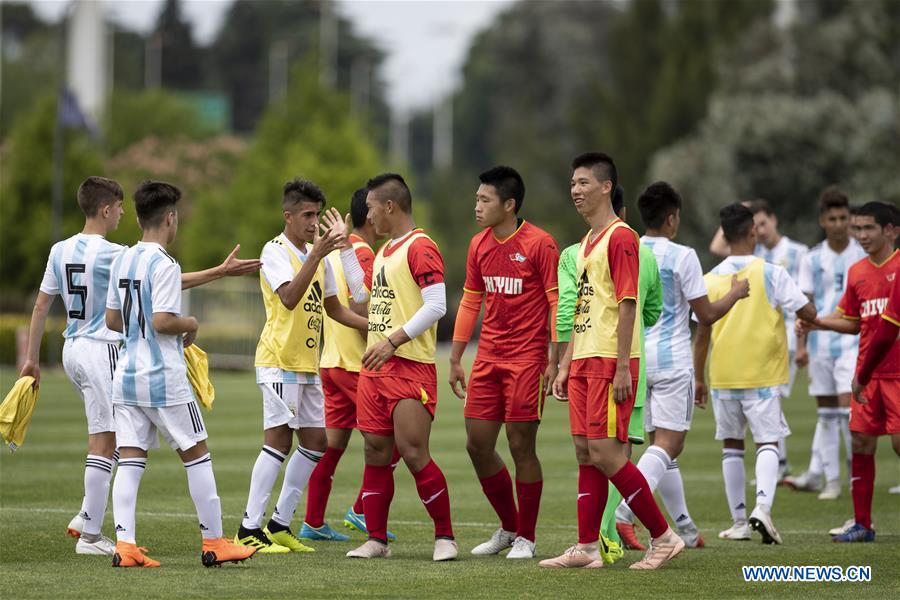 Futebolistas adolescentes chineses iniciam estágio de 30 dias em Buenos Aires