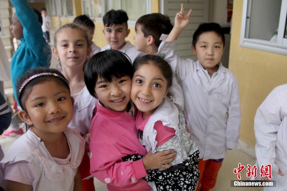 Visita à única escola pública bilingue espanhol-mandarim na Argentina