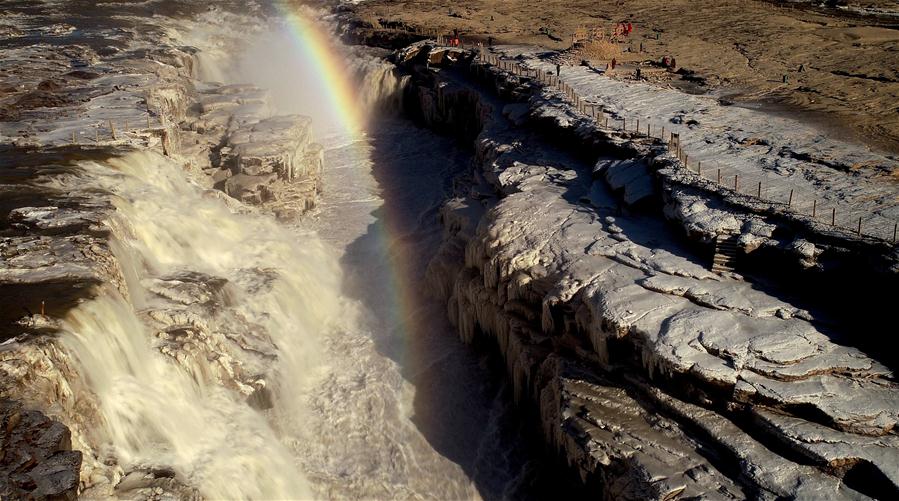 Arco-íris sobre cachoeira Hukou