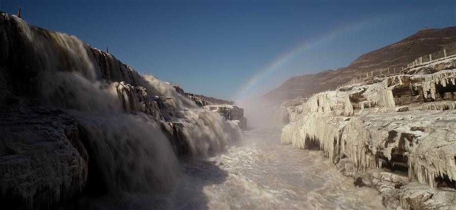 Arco-íris sobre cachoeira Hukou