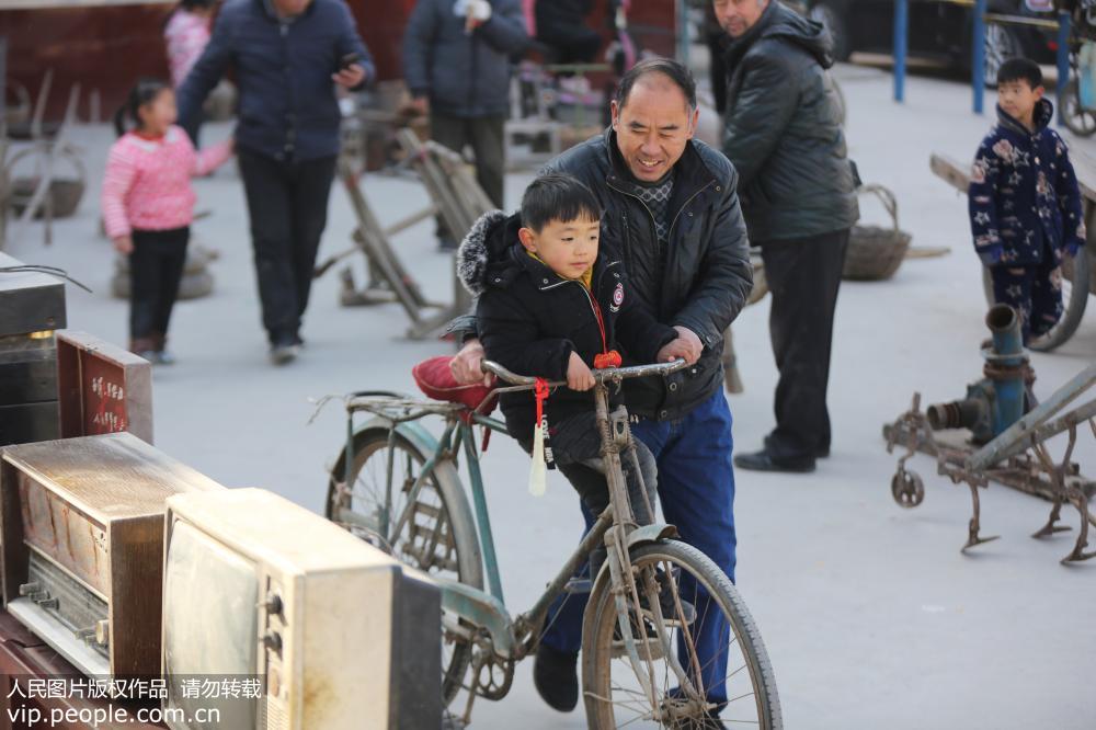 Henan: Exibição dos elementos antigos mostra mudanças na vida do povo chinês em 40 anos